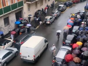 Ramadan, centinaia di fedeli nella moschea (abusiva) di Milano. “Subito l’esproprio”