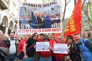 Tutti in piazza per Mirafiori, migliaia al corteo a Torino