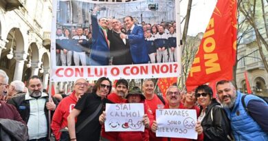 Tutti in piazza per Mirafiori, migliaia al corteo a Torino