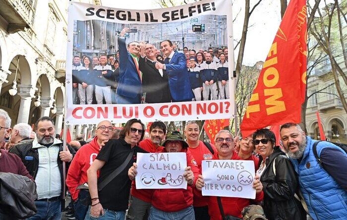 Tutti in piazza per Mirafiori, migliaia al corteo a Torino