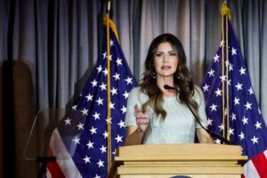 Al governatore del South Dakota Kristi Noem è vietato mettere piede in 7.578,9 miglia quadrate di South Dakota