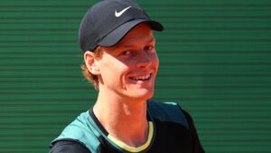 Sinner batte Rune in tre set dopo una grande battaglia e centra la semifinale a Montecarlo: ora affronterà Tstitsipas. Avanza anche Djokovic