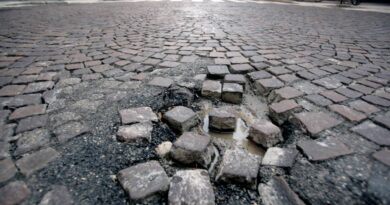 Milano va a pezzi: buche, marciapiedi sbriciolati e dislivelli pericolosi. L’allarme delle associazioni