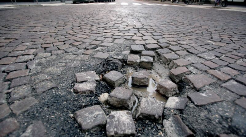 Milano va a pezzi: buche, marciapiedi sbriciolati e dislivelli pericolosi. L’allarme delle associazioni