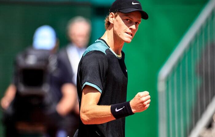 In campo a Montecarlo Tsitsipas-Sinner 1-0 (6-4/3-6/3-4) LIVE