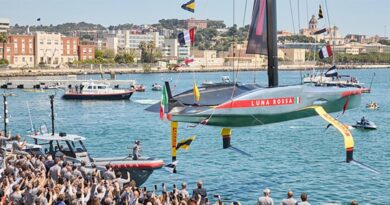 Ecco la nuova Luna Rossa: scafo d’argento e ali gialle