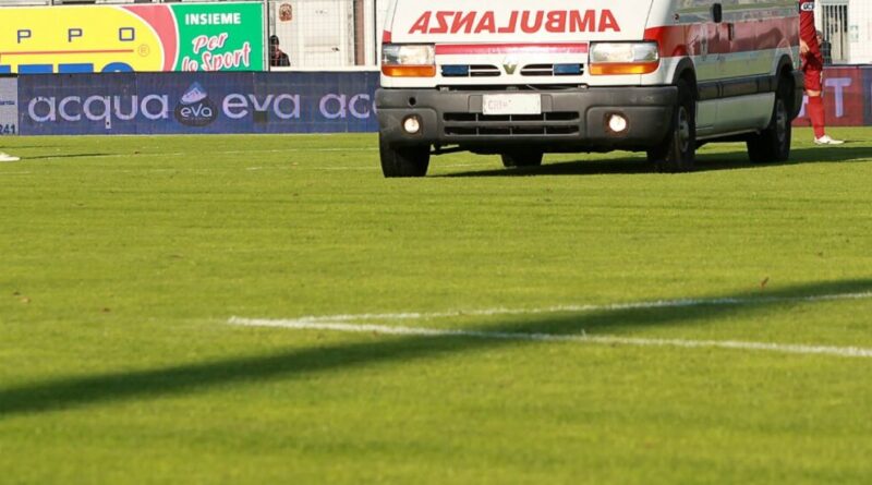 Malore in campo per un calciatore di 26 anni del Castelfiorentino: è in prognosi riservata
