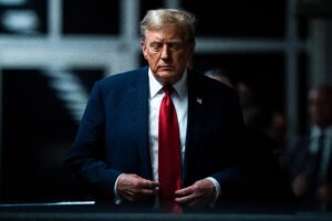 “La sua testa continua a cadere”: Donald Trump si è addormentato durante il primo giorno del processo per il denaro sporco