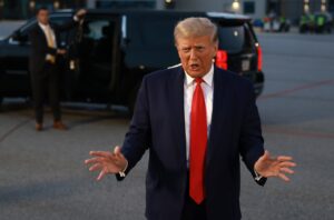 Donald Trump si lancia in una prevedibile sfuriata mentre inizia il processo per il denaro sporco