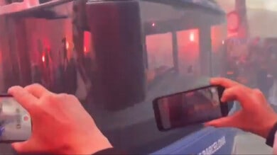 Incredibile a Barcellona: tifosi blaugrana lanciano pietre sul bus… di Xavi