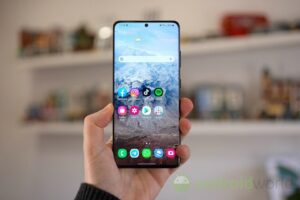 Su alcuni Galaxy S21 è comparsa una linea verde sui display: i dettagli