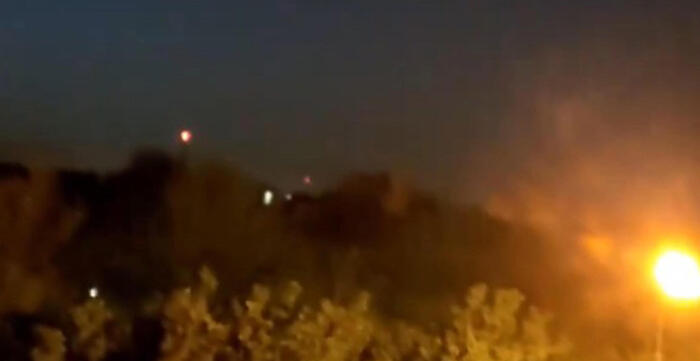 Israele lancia l’attacco contro l’Iran, colpita una base militare a Esfahan. Teheran: “Siti nucleari in sicurezza”