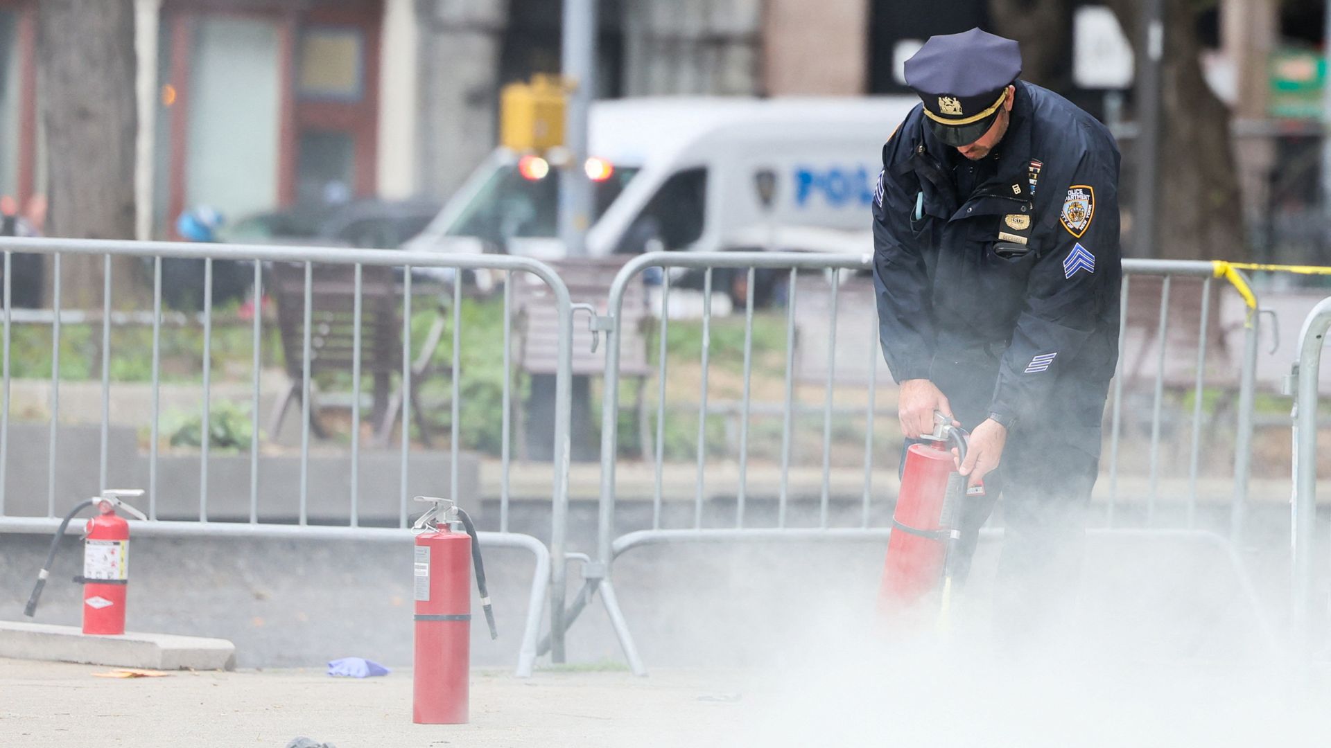 Un uomo si dà fuoco nell’area di protesta davanti al processo Trump