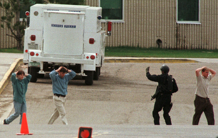 25 anni fa il massacro di Columbine, la prima delle grandi stragi nelle scuole Usa