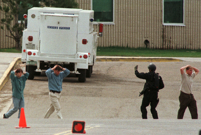 25 anni fa il massacro di Columbine, la prima delle grandi stragi nelle scuole Usa