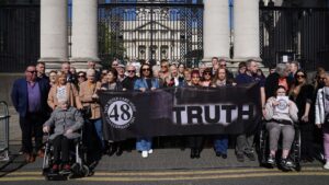 Le famiglie dei 48 morti nel più grave incendio d’Irlanda ottengono le scuse del taoiseach dopo un incontro “emozionante