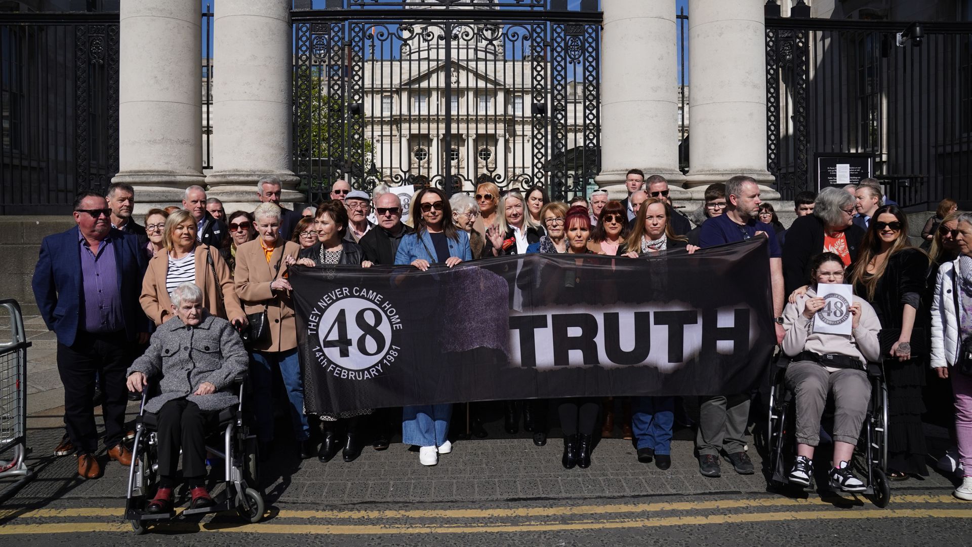 Le famiglie dei 48 morti nel più grave incendio d’Irlanda ottengono le scuse del taoiseach dopo un incontro “emozionante