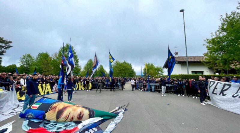 Inter, l’attesa verso il derby è elettrica. Fiume di tifosi ad Appiano: “Se vincete in casa del nemico diventate leggende”.