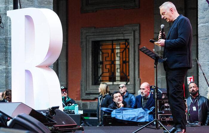 A Napoli applausi per Scurati che legge il monologo: “Ora ho paura, ho un bersaglio sulla faccia”