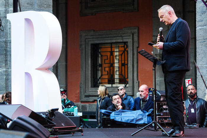 A Napoli applausi per Scurati che legge il monologo: “Ora ho paura, ho un bersaglio sulla faccia”