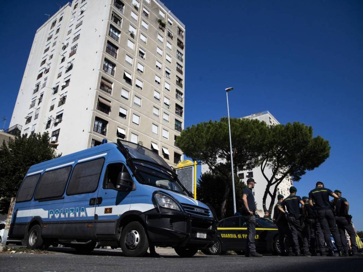 Bussa alla porta e chiede l’acqua. Poi lo straniero massacra di botte chi gliela offre