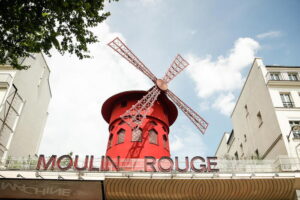 Parigi, cadute le pale del Moulin Rouge, nessun ferito