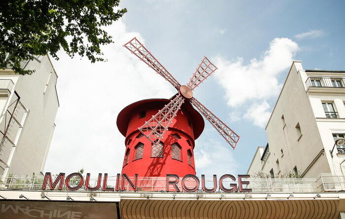Parigi, cadute le pale del Moulin Rouge, nessun ferito