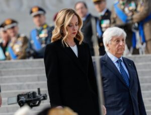 25 aprile, Meloni: “Con la fine del fascismo poste basi della democrazia”. Mattarella a Civitella ricorda eccidio nazista. Scontri a Roma tra filopalestinesi e Brigata ebraica