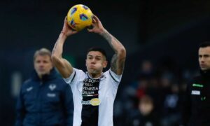 Udinese-Roma, scontro di testa Perez-Azmoun: nel sangue il difensore bianconero