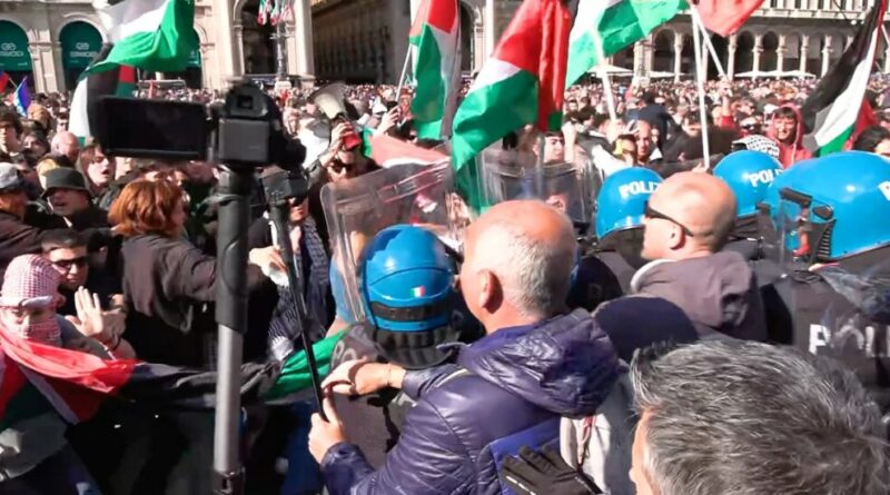 25 aprile a Milano, manifestanti pro Palestina fondano la barriera di transenne in piazza Duomo: scontri con la polizia