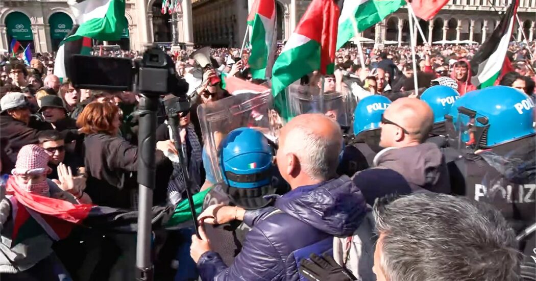 25 aprile a Milano, manifestanti pro Palestina fondano la barriera di transenne in piazza Duomo: scontri con la polizia