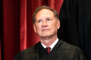 Il giudice della Corte Suprema Samuel Alito sostiene che i presidenti devono essere autorizzati a commettere crimini federali o la democrazia come la conosciamo sarà finita