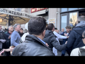 L’aggressione in Duomo: così hanno attaccato la brigata ebraica | Video