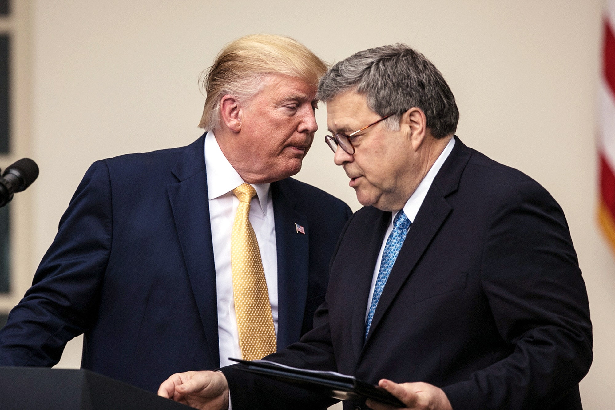 Donald Trump accetta l’endorsement di Bill Barr insinuando che sia un pezzo di lardo