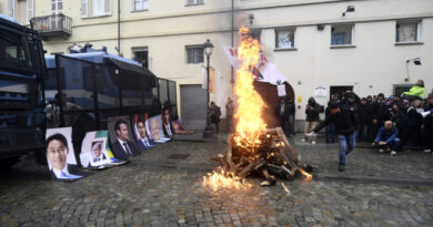 Un migliaio di manifestanti “accolgono” i leader del G7 Clima a Torino. Blocchi, fiamme e promesse di nuove mobilitazioni