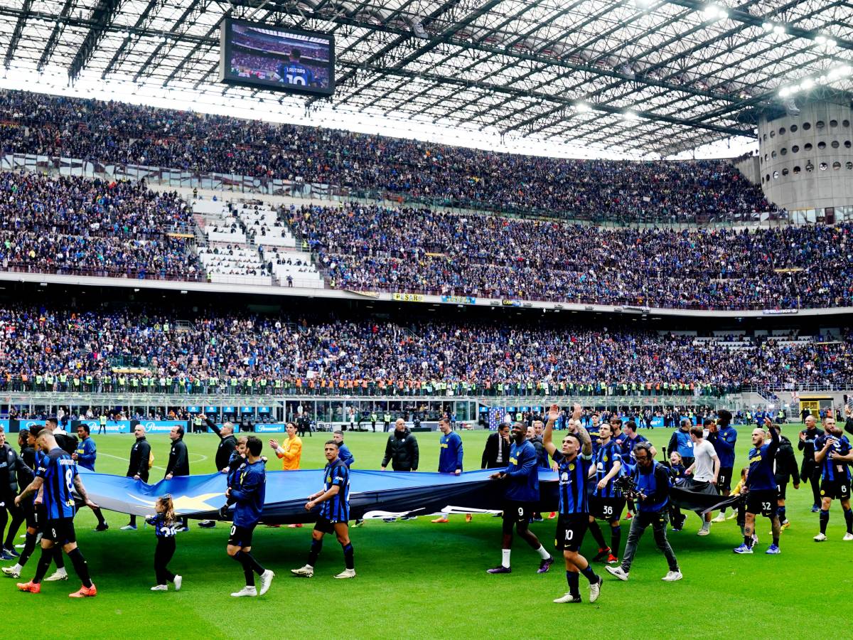 Scudetto dell’Inter, al via la festa: un fiume di tifosi nerazzurri invade Milano