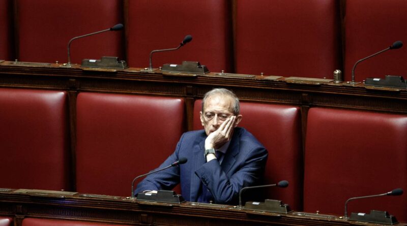 Il telefono, l’anti-taccheggio, il video: sei testimoni inguaiano Fassino