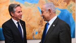Guerra Israele – Hamas, le notizie di oggi. Netanyahu: “Non accetteremo la fine della guerra di Gaza”. Scontri nelle università Usa. Molotov contro sinagoga a Varsavia