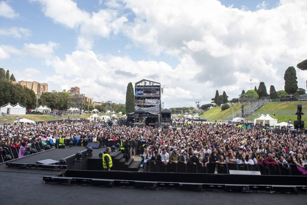 La diretta del Concertone del Primo Maggio di Roma: interruzioni e problemi tecnici per la pioggia. Ermal Meta improvvisa cantando ‘Hallelujah’ e spunta il sole