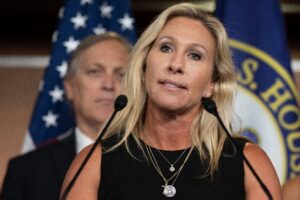 Repubblicani, democratici e Donald Trump sono d’accordo su una cosa: la mossa di Marjorie Taylor Greene per estromettere Mike Johnson è un’idea stupida