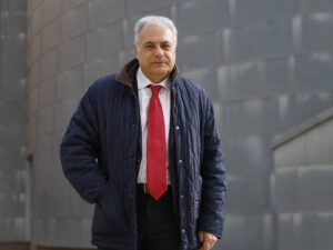“Ilaria non ha potuto dimostrare l’innocenza”. Il padre di Salis in campagna elettorale a Taranto