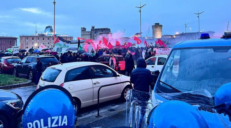 Salvini a Livorno per presentare il suo libro, petardi e uova contro le forze dell’ordine davanti al teatro