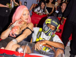 Rihanna si veste di rosa il giorno prima del Met Gala 2024