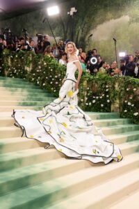 L’abito del Met Gala 2024 di Gigi Hadid ha richiesto oltre 13.500 ore di lavoro per essere creato
