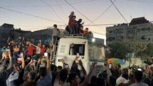 Guerra Israele-Hamas, le notizie di oggi. Netanyahu: “Da Hamas proposta accettata per evitare il nostro ingresso a Rafah”. Israele: “Preso il controllo del valico. Uccisi 20 miliziani”