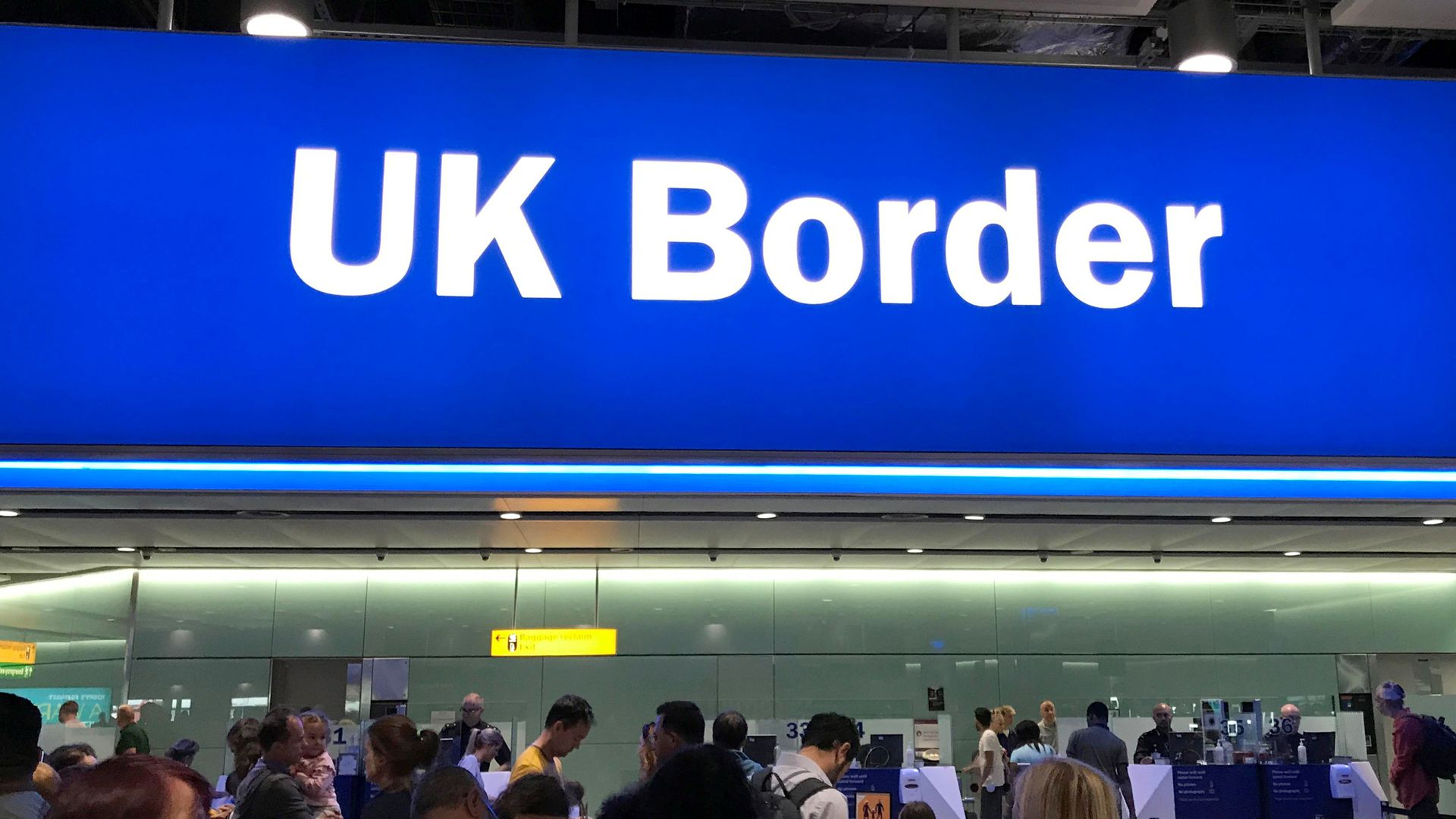 Caos negli aeroporti del Regno Unito per i problemi di frontiera a livello nazionale