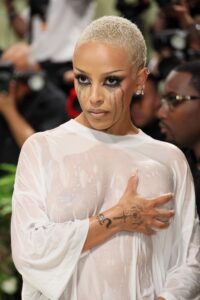 I 3 outfit di Doja Cat per il Met Gala 2024 sono diventati sempre più sorprendenti man mano che la serata andava avanti