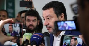 Salvini attacca Macron sui soldati a Kiev: “Si faccia curare”. E la Lega chiama l’ambasciatore francese in parlamento