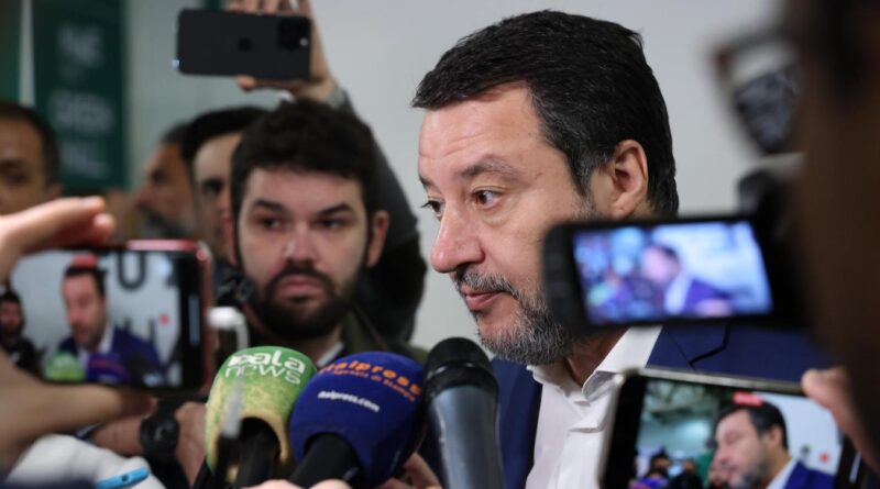 Salvini attacca Macron sui soldati a Kiev: “Si faccia curare”. E la Lega chiama l’ambasciatore francese in parlamento