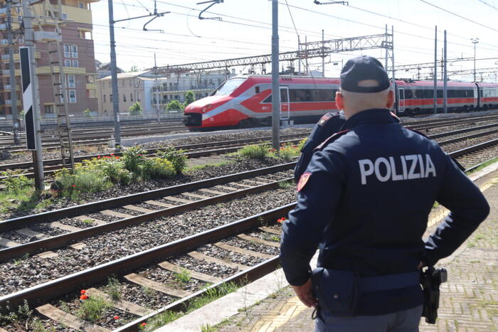 Un poliziotto accoltellato a Milano, è grave
